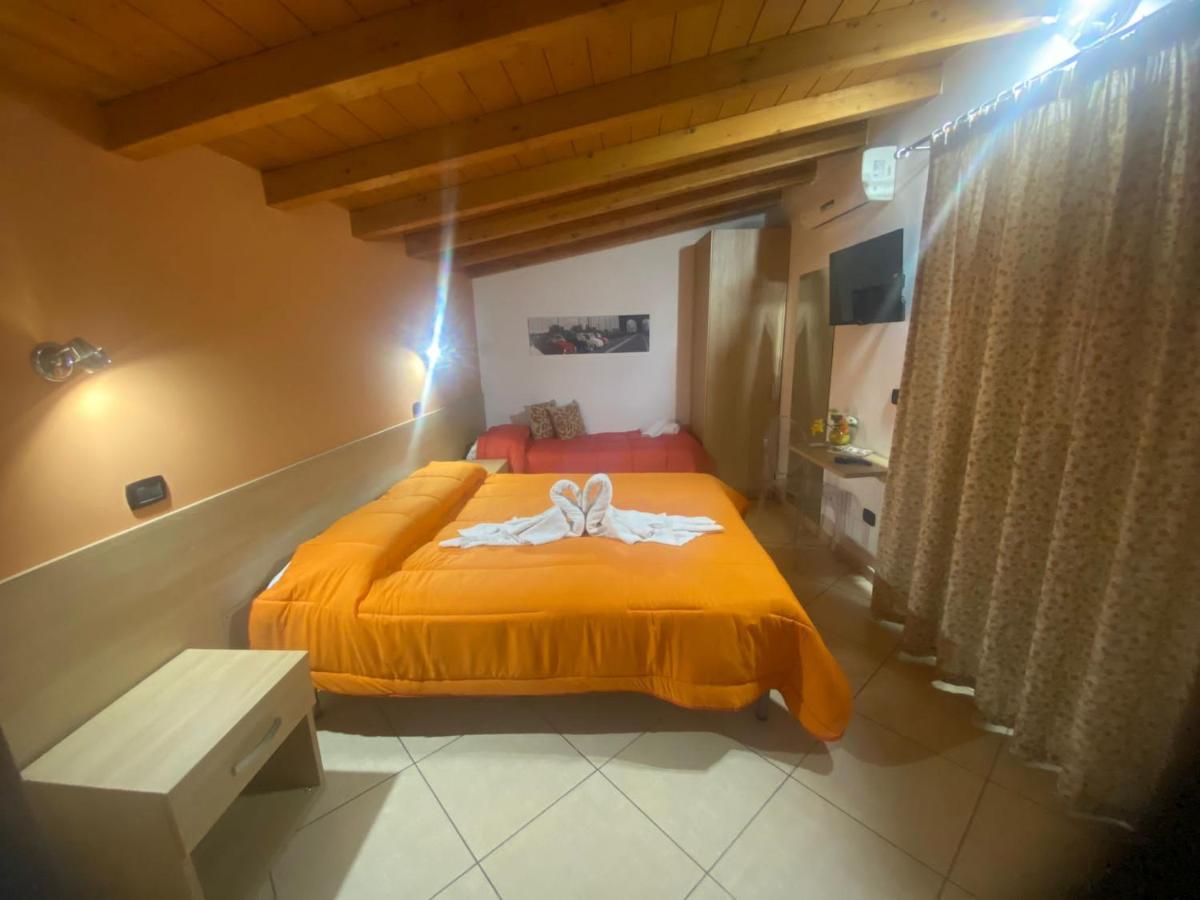 Mandanici :Borgo Marsalini Hotel Barcellona-Pozzo di Gotto Kültér fotó