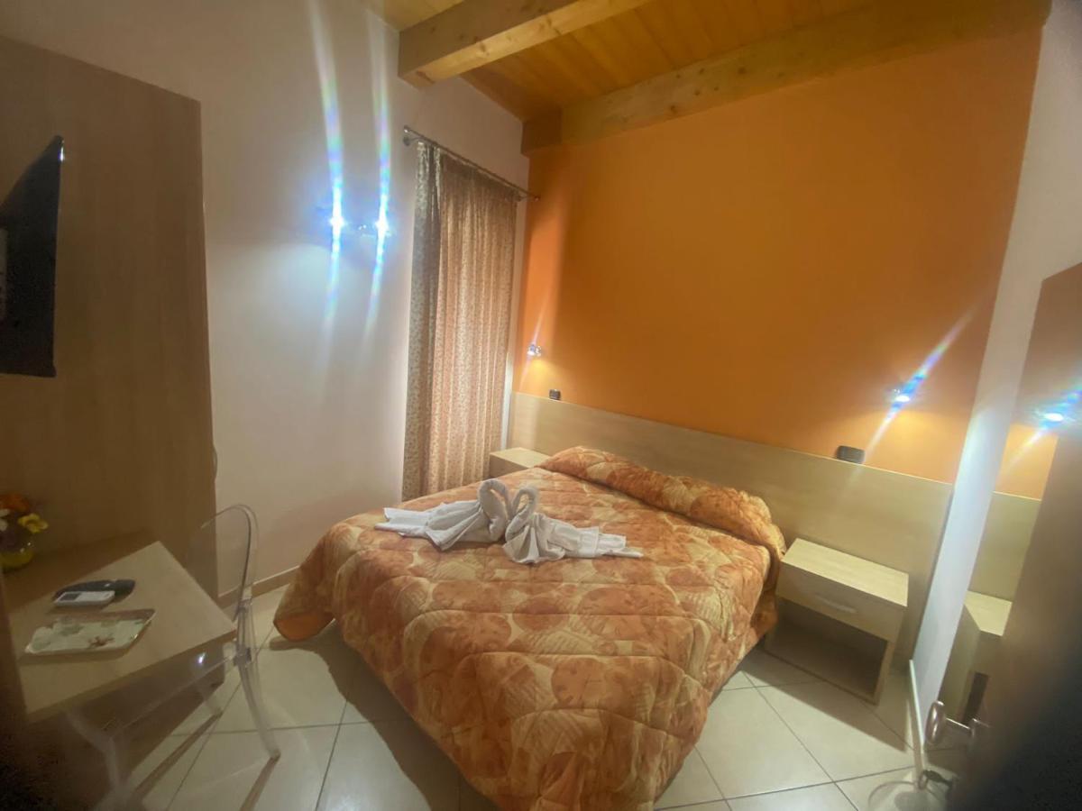 Mandanici :Borgo Marsalini Hotel Barcellona-Pozzo di Gotto Kültér fotó